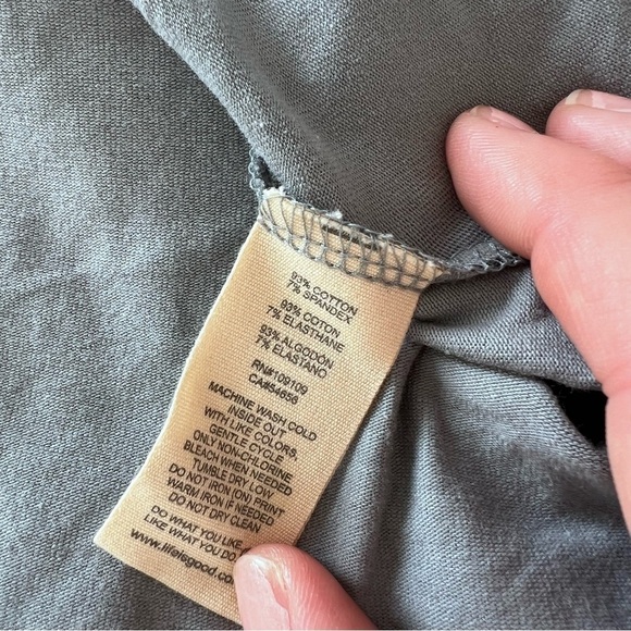 Life is Good Women's Floral V-Neck Top in Gray size 6 - Picture 9 of 12